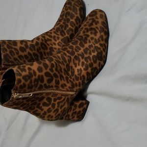 Massing leopard boot